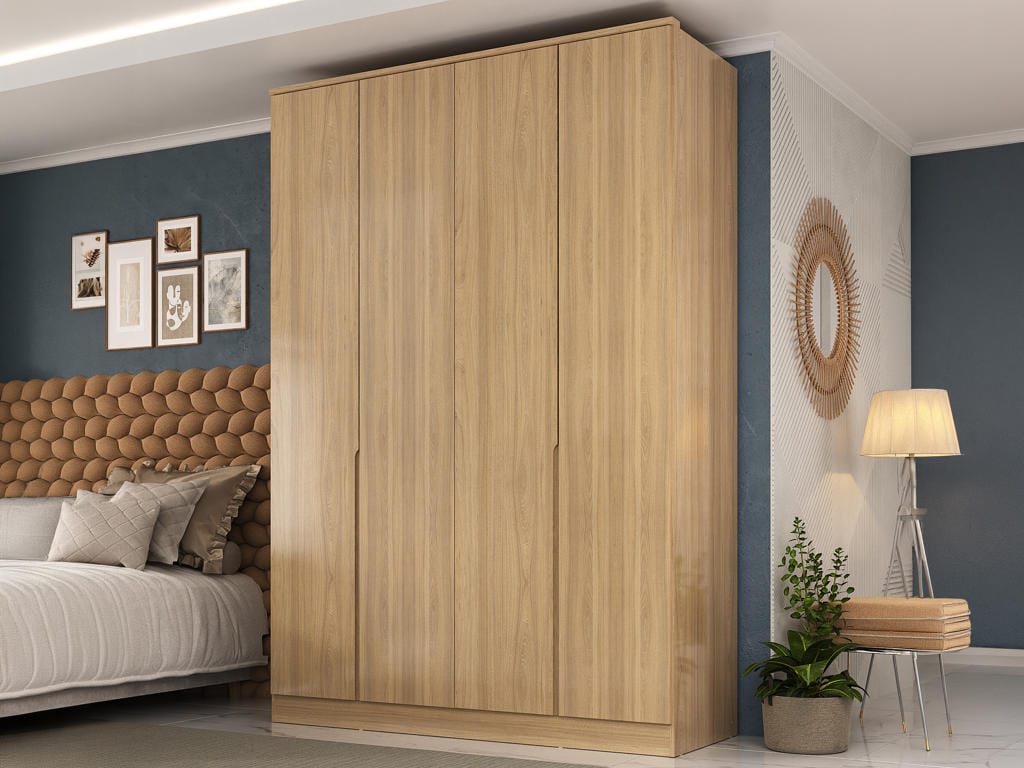 Guarda-roupa de casal amadeirado Roupeiro Logan com quatro portas de abrir fechadas e puxadores cavados esculpidos, ambientado em um quarto moderno com cama de casal e parede azul ao fundo.