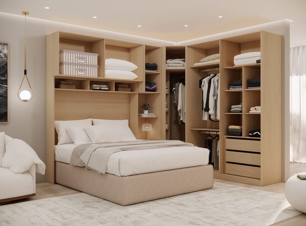 Interior Guarda-Roupa Modulado Quarto de casal exibindo o interior completo do armário modulado em madeira clara com as portas abertas, mostrando cabideiros com roupas penduradas, prateleiras com caixas, roupas de cama dobradas e um gaveteiro de três gavetas na parte inferior direita.