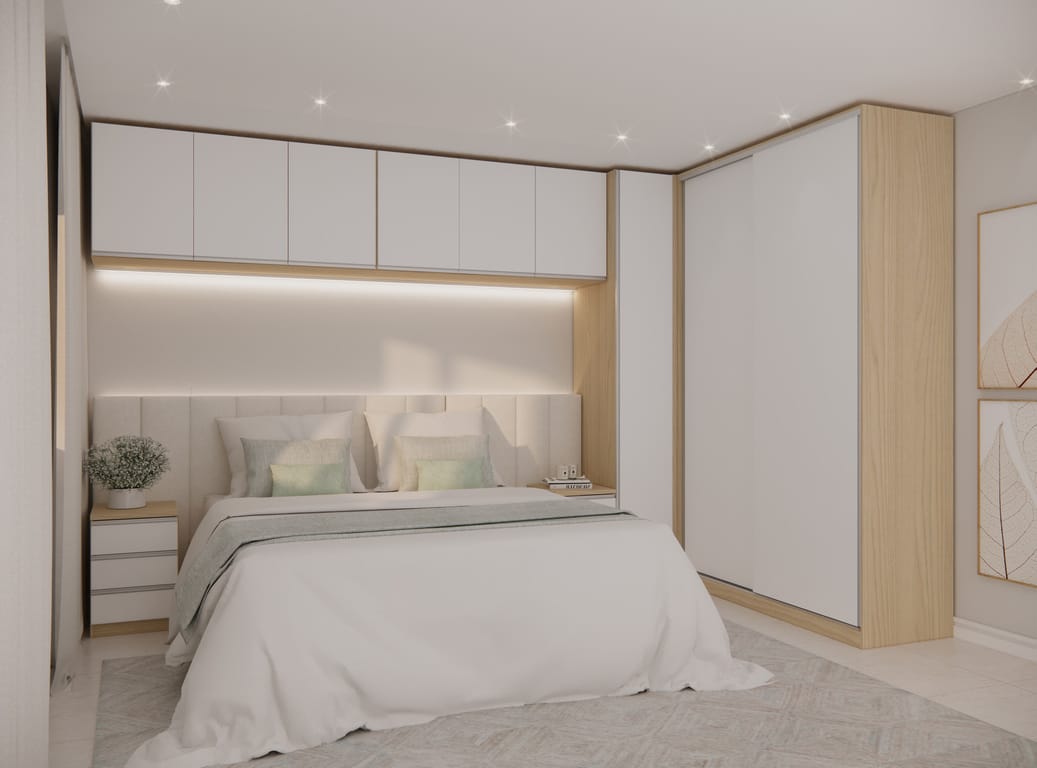 Quarto Modulado Casal Andorra Branco Visão diagonal de um quarto de casal com móveis modulados fechados nas cores madeira clara e branco, destacando o armário lateral e o maleiro suspenso sobre a cama.
