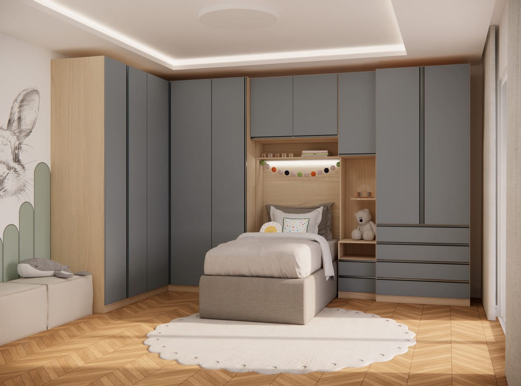Quarto Modulado Solteiro Cinza Grafite Quarto de solteiro decorado com móveis modulados em formato de L, apresentando portas fechadas na cor cinza grafite e estrutura de madeira clara, com uma cama centralizada num nicho sob o armário aéreo.