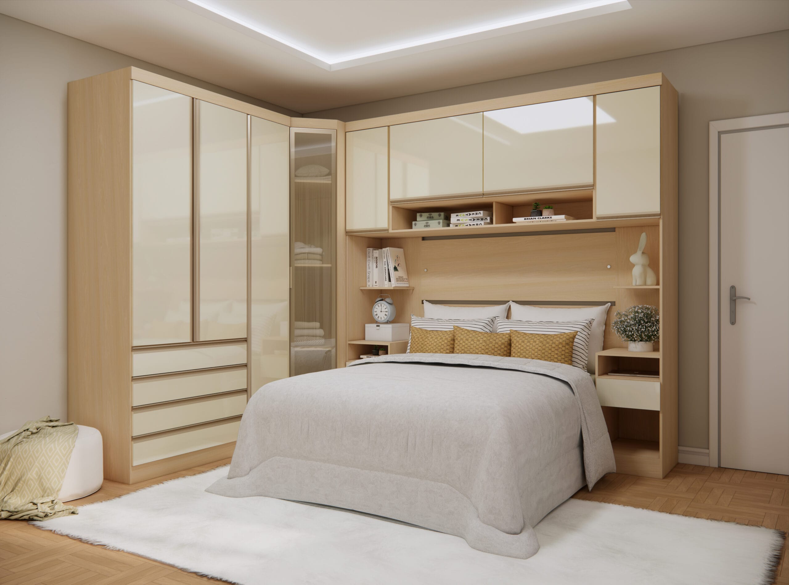 Quarto de casal decorado com móveis modulados em formato de L. Armários superiores e roupeiro lateral em tons off white brilhante e caixaria em madeira clara, com a cama posicionada ao centro sob o armário de ponte.